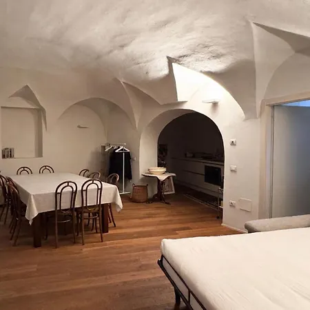 Center Elegant Renovated Tavern Daire *